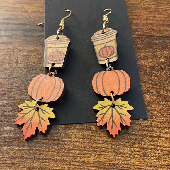 Pumpkin latte wooden dangle earrings - Picture 4 of 4